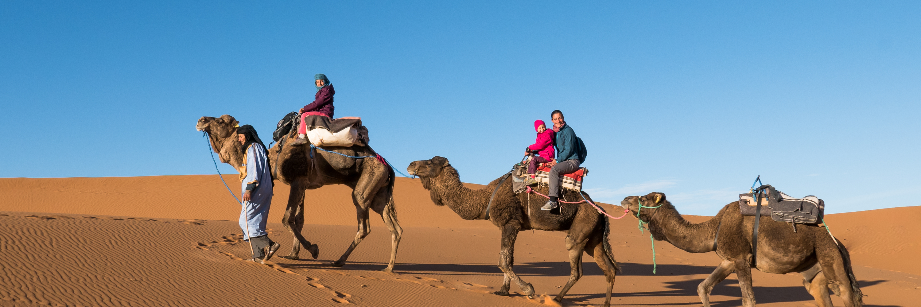 À dos de dromadaires dans les dunes de l’Erg Chebbi // Maroc À dos de dromadaires dans les dunes de l’Erg Chebbi // Maroc