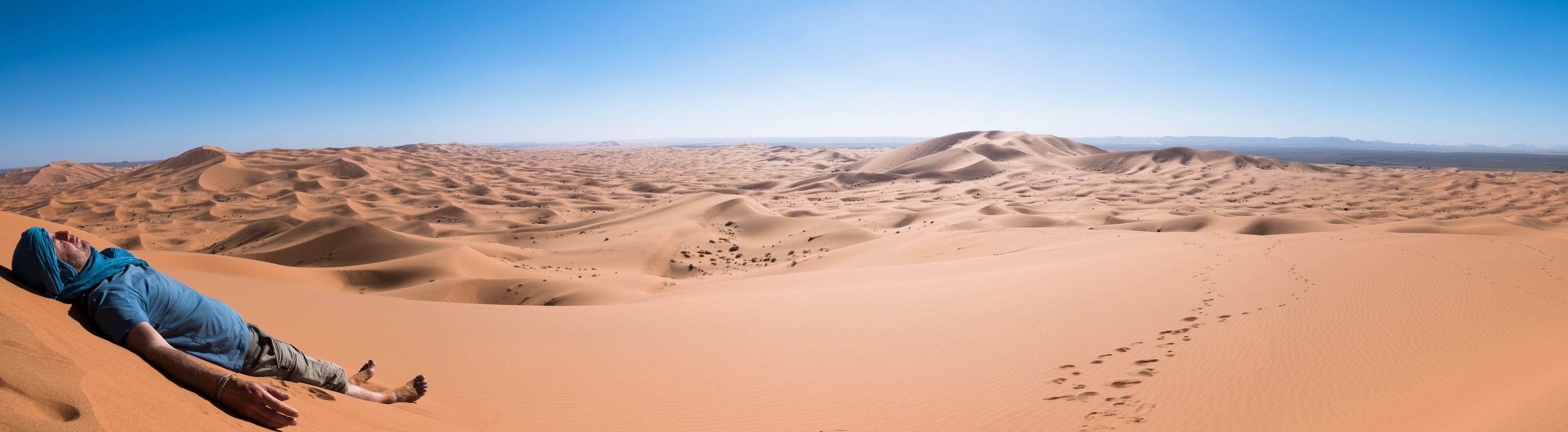Randos pieds nus dans le désert // Maroc