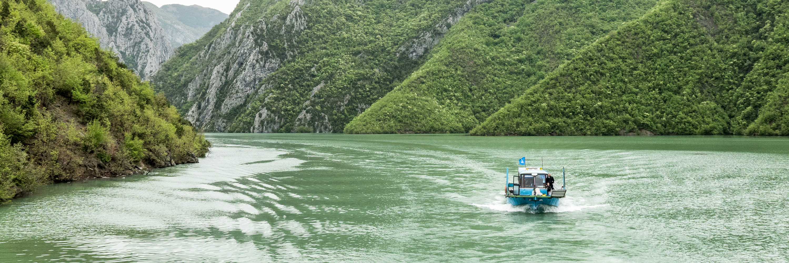 En ferry sur le lac Koman // Albanie