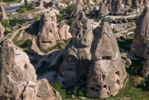 La ville d'Uchisar et sa silhouette étonnante // Cappadoce
