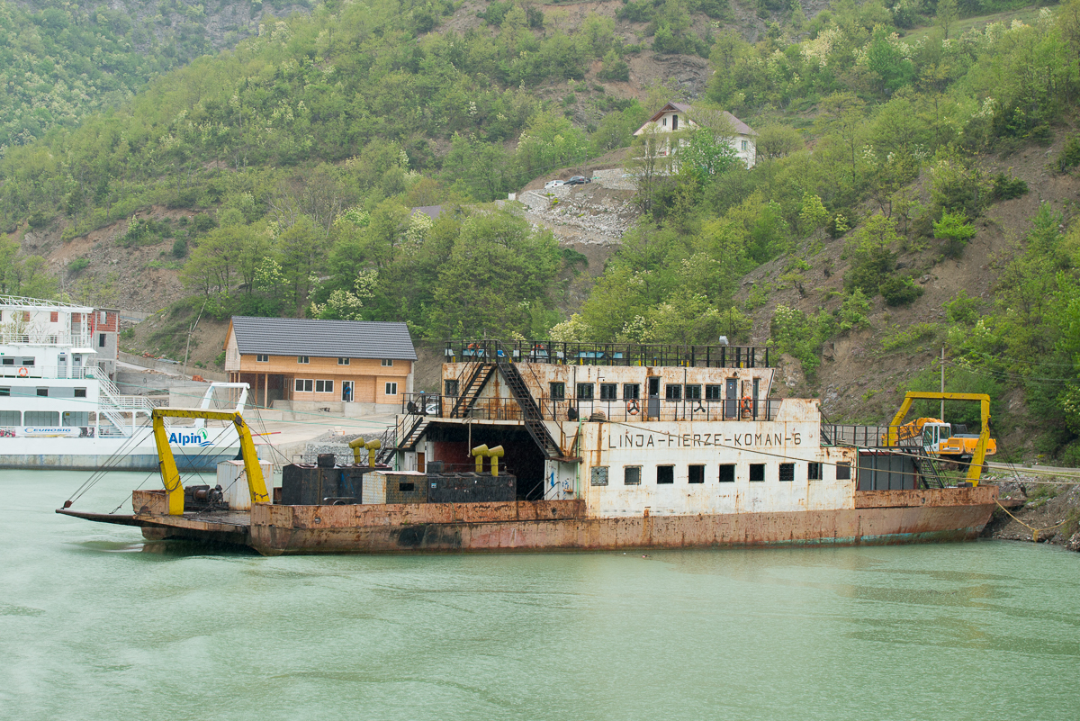 En ferry sur le lac Koman // Albanie Un tour ailleurs