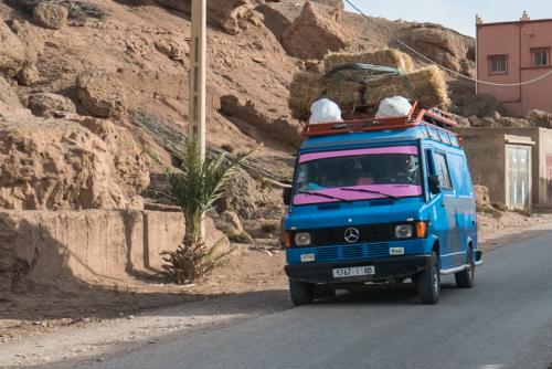 Fourgon-taxi au retour du souk