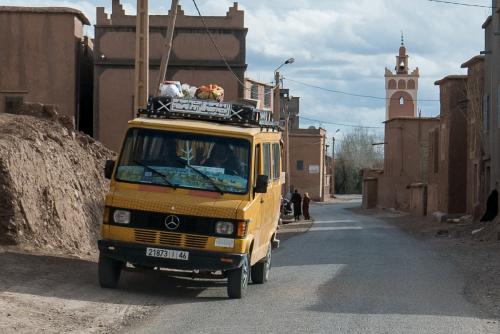 Fourgon-taxi au retour du souk