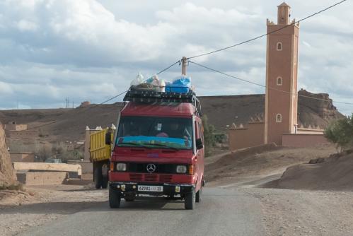 Fourgon-taxi au retour du souk