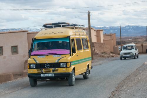 Fourgon-taxi au retour du souk