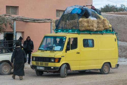 Fourgon-taxi au retour du souk