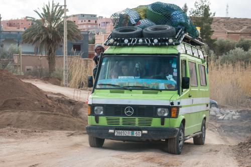 Fourgon-taxi au retour du souk