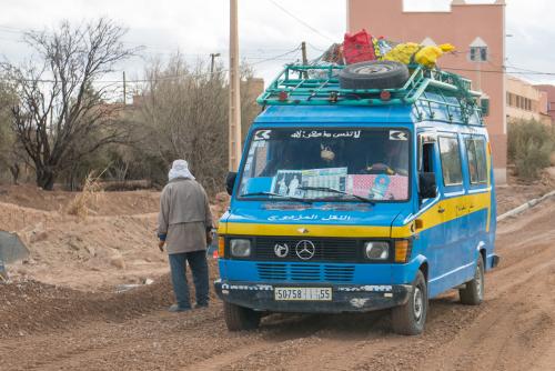 Fourgon-taxi au retour du souk