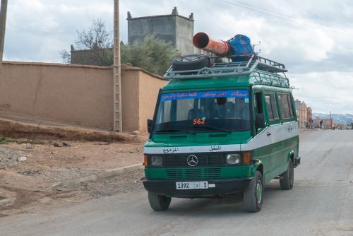 Fourgon-taxi au retour du souk