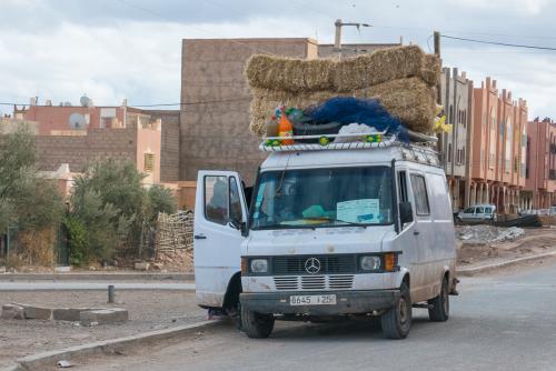 Fourgon-taxi au retour du souk